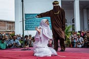 Öffentliches Spektakel: Eine Frau in Banda Aceh wird mit Stockhieben bestraft. (Bild: Ulet Ifansasti/Getty (23. Mai 2017))