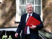 Knackpunkt der Brexit-Verhandlungen: Der britische Brexit-Minister David Davis hat offenbar einen Lösungsvorschlag in der Nordirland-Frage. (Bild: KEYSTONE/EPA/ANDY RAIN)