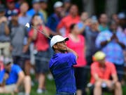 Tiger Woods unter den Augen seiner vielen Fans (Bild: KEYSTONE/FR171035 AP/DAVID DERMER)