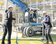 Yunfeng Gao schickt sich an, mit dem Bagger die erste Schaufel Erde zu graben. Vorne Toni Bucher (rechts) und René Affentranger von der Eberli Sarnen AG. Bild Corinne Glanzmann (Engelberg, 4. April 2016)