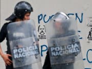 Polizisten in Nicaraguas Hauptstadt Managua am Rande einer Demonstration gegen Präsident Daniel Ortega. (Bild: KEYSTONE/AP/ESTEBAN FELIX)