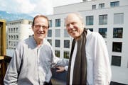 Die zwei Schulkameraden und Jahrgänger Paul Grab (links) und Mario Beretta treffen sich hoch über der Buchser Bahnhofstrasse, um allerlei Anekdoten und Erinnerungen auszutauschen. (Bild: Hansruedi Rohrer)