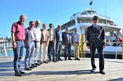 Vertreter des Patronats- und Organisationskomitees vor dem Fährschiff «Romanshorn»: Claudius Graf-Schelling, Ernst Boos, Thomas Müller, Hermann Hess, David H. Bon, Jörg Brack, Werner Fritschi, Stefan Krummenacher. Rechts SBS-Oberkapitän Erich Hefti. (Bild: Max Eichenberger)