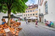 Markt auf der Marktgasse in Feldkirchs Innenstadt. Bild: Urs Bucher