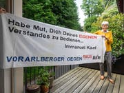 Naturschutzbund-Obfrau Hildegard Breiner mit dem Anti-AKW-Transparent auf dem Balkon ihrer Wohnung. (Bild: Hanspeter Schiess)