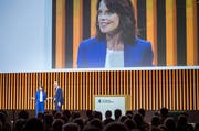 Mona Vetsch moderierte am Donnerstagabend an der Partizipanten-Versammlung in der Bodensee-Arena. (Bild: Andrea Stalder)