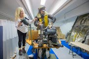 Am Platz ihres Vaters: Sher Green-Larsen in einem komplett rekonstruierten Gefechtsstand einer B-17. (Bild: Urs Bucher)