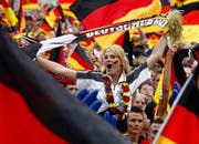 Ein Geschäft vor allem für Verkäufer von Fanartikel - die WM 2006 in Deutschland. Bild: Steffen Kugler)