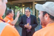 Mitarbeiter der Stadtwerke begrüssen Wolfgang Giella an seinem ersten Arbeitstag als Gossauer Stadtpräsident. (Bild: Hanspeter Schiess)
