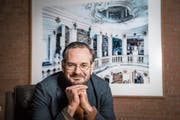 Autor Jonas Lüscher: «In der Sprache trete ich einen Schritt zurück und schaffe Distanz.» (Bild: Geri Born/PD)