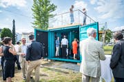 Attraktion und Werbemittel zugleich: Der neue Erlebniscontainer auf der Hafenpromenade direkt am Wasser. (Bild: Andrea Stalder)