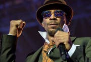 Der Sänger Demba Nabé, Frontmann der Band Seeed, bei einem Konzert in der Wuhlheide. (Bild: Matthias Balk/Keystone)