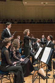 Attraktiv für Topstars: Luzerner Sinfonieorchester (stehend: Kojan Krkuleski, Andrea Bischoff) mit Chefdirigent James Gaffigan. (Bild: Ingo Höhn)