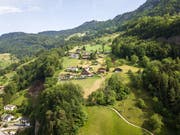 Die Strasse ins Gebiet Schwanden ob Vitznau ist nun offiziell eine Privatstrasse - damit sind primär die Eigentümer für den Unterhalt zuständig. (Bild: Roger Grütter, 28. Mai 2018)