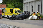 Das Unfallauto landete auf dem Dach, der Fahrer musste mit der Rettung ins Spital gebracht werden. (Bild: Beat Lanzendorfer)