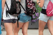 Wie in die Badi, so ins Schulzimmer? Wie viel Stoff zu wenig ist fürs Lernklima, darüber gehen die Meinungen auseinander. (Bild: Imago)