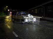 Nach dem Unfall in einer Unterführung in Chur fuhr der Autolenker weiter, obschon der Teil eines Geländers im Wagen feststeckte. (Bild: Stadtpolizei Chur)