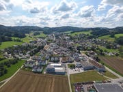 Eingebettet in die Hügel des Tannzapfenlandes: Das Dorf Balterswil ist in der Vergangenheit entlang der Hauptstrasse gewachsen. (Bild: Olaf Kühne)