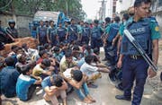 Polizisten verhaften angebliche Drogendealer in Dhaka. (Bild: Monirul Alam/EPA (Dhaka, 28. Mai 2018))