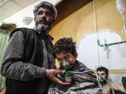 In Syrien ist mehrmals Giftgas gegen die Zivilbevölkerung eingesetzt worden. Der Bundesrat will verhindern, dass für die Herstellung der Kampfstoffe Chemikalien aus der Schweiz verwendet werden. (Bild: KEYSTONE/EPA/MOHAMMED BADRA)