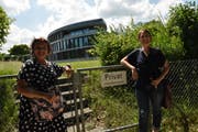 Stehen vor dem Eingang: Mary Vacharidis und Laurence Difelix. (Bild: Markus Schoch)