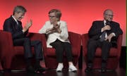 Helene und Peter Galliker senior im Gespräch mit Laudator Oscar J. Kambly. (Bild: PD)