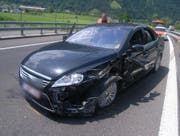 Das stark beschädigte Unfallauto auf der Autobahn A2. (Bild: Kapo Uri (Altdorf, 31. Mai 2018))
