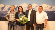 Andrea Hartmann ist seit zehn Jahren die «gute Seele» (Peter Kamber) des Handwerker- & Gewerbe-Vereins Wattwil und wurde deshalb beschenkt. Die Vorstandsmitglieder Emil Bleiker, Daniel Kamber (Präsident) und Clemens Kühne (von links) wurden einstimmig in ihren Ämtern bestätigt.