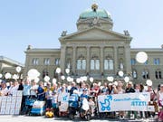 Auch die bunte Aktion zur Einreichung der Vaterschaftsurlaubsinitiative konnte den Bundesrat nicht vom Anliegen überzeugen. Er schlägt stattdessen Alternativen vor. (Bild: KEYSTONE/THOMAS DELLEY)