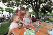 Martin Schuhmacher mit seinen beiden Töchtern am Basteltisch. (Bild: Roger Zbinden (Zug, 9. Juni 2018))