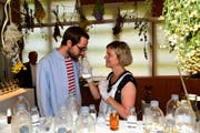 Mit Düften aus der Obwaldner Landschaft fasziniert Claudia Vogel auch den Video-Künstler Moritz Hossli. (Bild: Romano Cuonz (Engelberg, 9.Juni 2018))