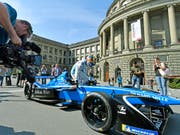 Heute Sonntag gastiert die Formel E in Zürich - im Bild der Schweizer Lokalmatador Sébastien Buemi bei der Präsentation des Rennens im April vor der ETH (Bild: KEYSTONE/WALTER BIERI)