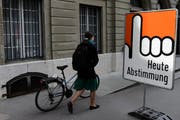 Die Stimmbürgerinnen und -bürger entscheiden heute über zwei nationale Vorlagen. (Keystone/Jean-Christophe Bott)