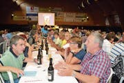 Vor Versammlungsbeginn tauschen die Genossenschafter bei angeregten Gesprächen Wissen und Erfahrungen aus. (Bild: Adi Lippuner)