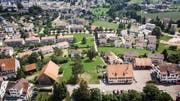 Zwischen dem Schloss Egg mit Umschwung und dem Restaurant Hirschen findet sich noch ein Stück grüne Wiese. Es gehörte einst Dorfchronist Josef Steigmeier und ging nun in den Besitz der Gemeinde über. (Bild: Michel Canonica/Benjamin Manser)