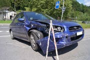 Auch das zweite Auto zeigt deutliche Spuren des Zusammenstosses. (Bild: Zuger Polizei (Baar, 9. Juni 2018))