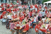 Rot und Weiss, wo man hinsieht: Gemütliches Picknick auf dem Dorfplatz. (Bild: Martin Uebelhart (Stans, 9. Juni 2018))