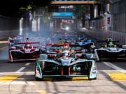Pole-Mann Mitch Evans führt das Formel-E-Feld in die erste Kurve (Bild: KEYSTONE/EPA KEYSTONE/ENNIO LEANZA)
