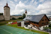 Bei Neubauten muss künftig ein Teil des Stroms selber erzeugt werden – beispielsweise durch Photovoltaikanlagen wie hier auf dem Dach der Heubühne beim Hof hinter der Museggmauer in Luzern. (Bild: Philipp Schmidli, 7. Juni 2018)