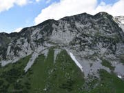 Am Mattstock in der Nähe des Walensees SG ist ein 22-Jähriger beim Klettern in den Tod gestürzt. (Bild: Kantonspolizei St. Gallen)