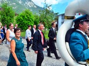 Präsident Walter Hug mit seiner Frau Rita im Festzug durchs Dorf, der angeführt wird von der Musikgesellschaft. (Bild Markus von Rotz (Alpnach, 10. Juni 2018)