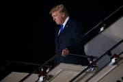 US-Präsident Donald Trump bei seiner Ankunft in Singapur. (Bild: AP Photo/Evan Vucci)