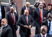 Jacob Zuma, ehemaliger Präsident Südafrikas, plant sein Comeback. Hier im Bild beim Gang vor das höchste Gericht, wo er wegen Korruption angeklagt ist. (Bild: Marco Longari/EPA, 8. Juni 2018, Durban)