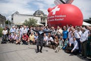 Raffael Wüthrich vom Komitee der Vollgeld-Initiative und weitere Sympathisanten posieren vor einem übergrossen Sparschwein. (Bild: Keystone/Peter Schneider (Bern, 10. Juni 2018))