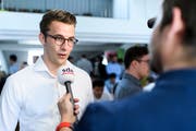 Andri Silberschmidt, Präsident der Jungfreisinnigen Schweiz, analysiert im Hauptquartier des Nein-Komitees zum Geldspielgesetz, das Abstimmungsresultat. (Bild: KEYSTONE/Anthony Anex (Bern, 10. Juni 2018))