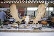 Am Floh- und Sammelmarkt gab es alles Mögliche zu kaufen. (Bild: Bilder: Benjamin Manser)