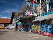 Das momentan besetzte Stadtzürcher Koch-Areal kann bebaut werden. Die Stimmberechtigten haben Kredite von insgesamt 42 Millionen Franken genehmigt. (Bild: KEYSTONE/PATRICK HUERLIMANN)