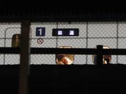 Passagiere müssen nach der Messerattacke im japanischen Schnellzug bei Tokio ausharren. (Bild: KEYSTONE/AP Kyodo News)