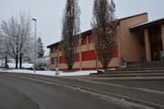 Südlich des Schulhauses, dort, wo aktuell der Schnee liegt, wird ein Schutzwall errichtet, der dafür sorgt, dass bei Hochwasser kein Wasser in das Schulhaus eindringen kann. (Bild: Beat Lanzendorfer)