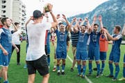Sieg gegen Sarnen: Die Meisterfeier auf dem Sportplatz Grossmatt beginnt. (Bild: Manuela Jans-Koch (Hergiswil, 9. Juni 2018))